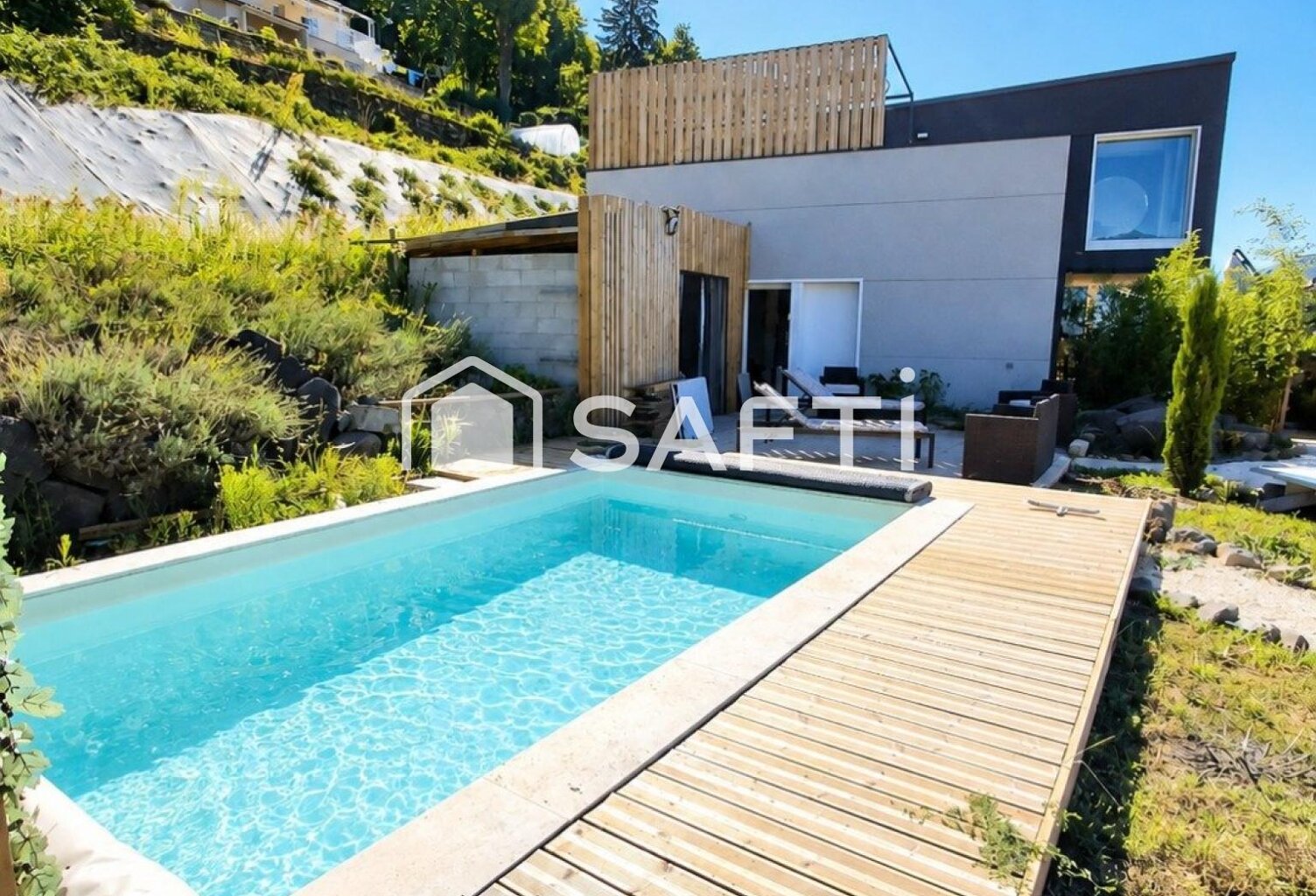 Plain-pied contemporain avec piscine et terrain privé — photo 1