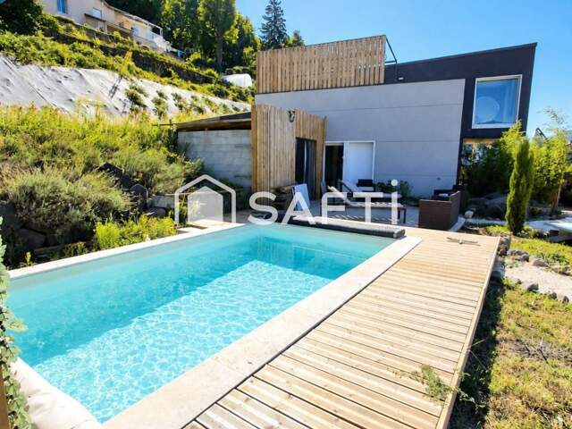 Plain-pied contemporain avec piscine et terrain privé — photo du bien