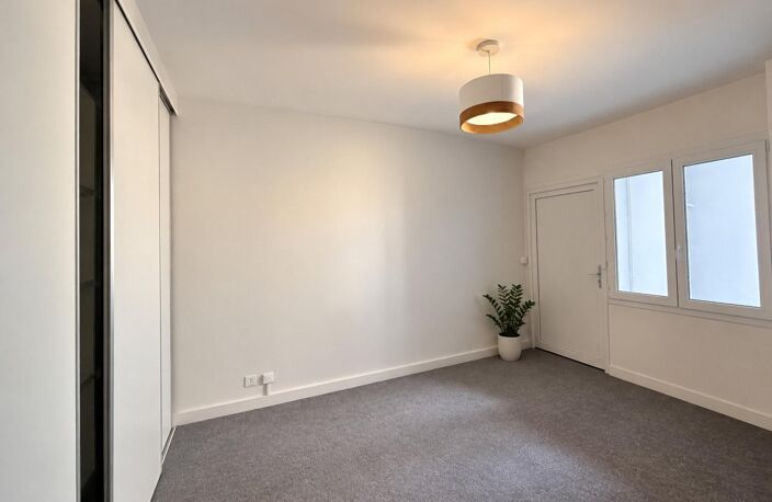 Local professionnel  33 m²  Face au Jardin du Mail / place Soult — photo 3