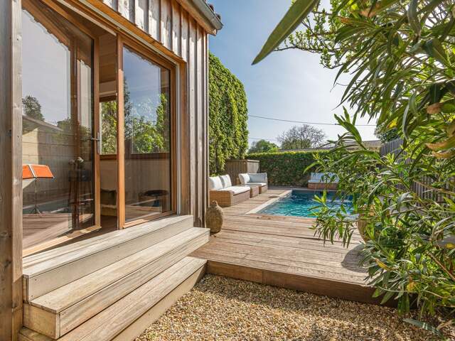 Maison en pierre avec piscine et dépendance — photo du bien