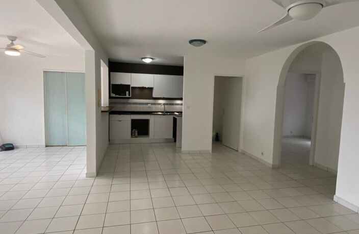 T3 entièrement rénové, en rez de jardin avec vue mer et cours arrière à Fond Lahaye — photo 3