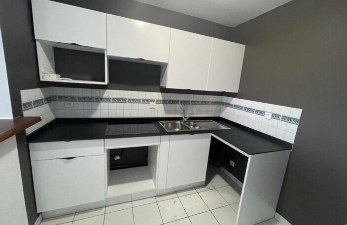 T3 entièrement rénové, en rez de jardin avec vue mer et cours arrière à Fond Lahaye — photo 4