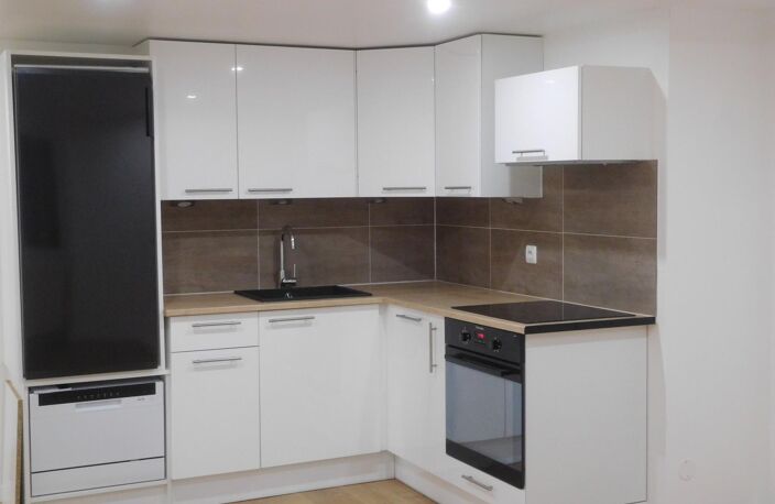 T3 rénové, bien équipé, 2 chambres, en location, 2ème étage, 01130 NANTUA, — photo 2