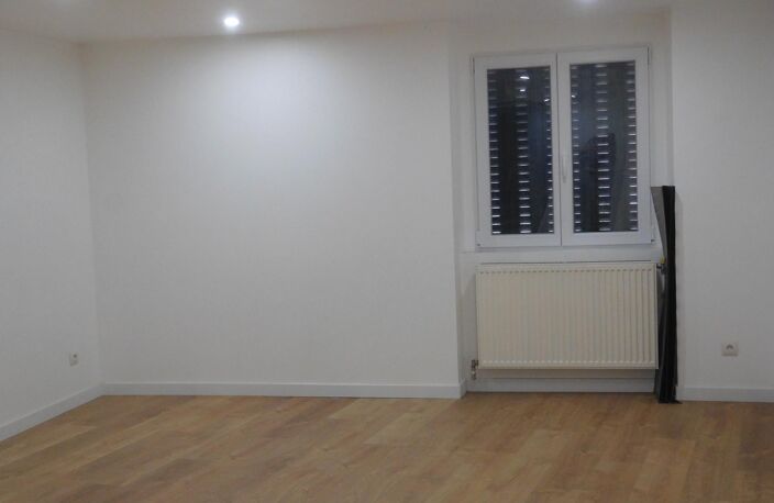 T3 rénové, bien équipé, 2 chambres, en location, 2ème étage, 01130 NANTUA, — photo 3