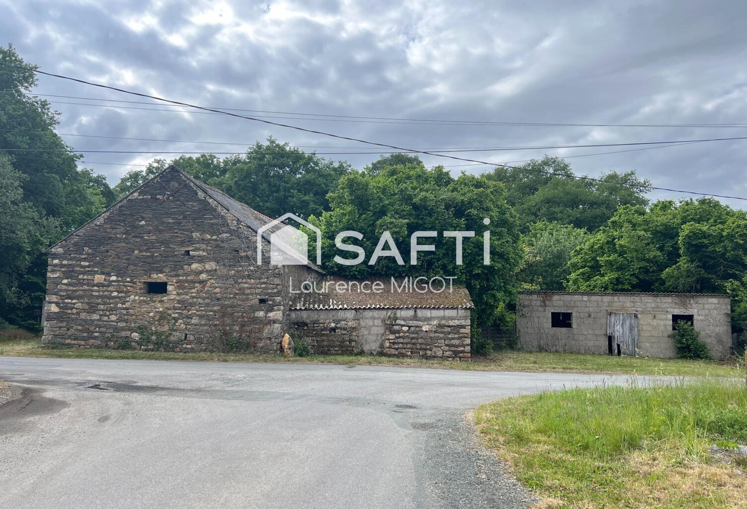 Bâtisse en pierre à rénover  Beau potentiel — photo 1