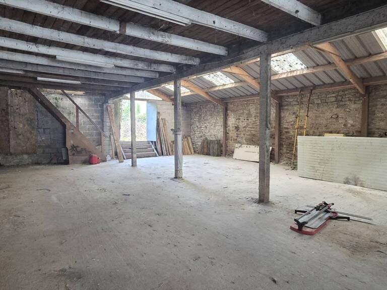 Vente Garage 180 m&sup2; — photo 1