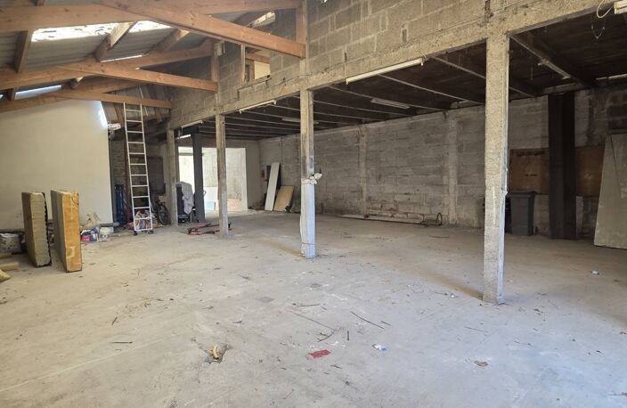 Vente Garage 180 m&sup2; — photo 2