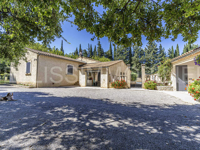Maison de plain-pied avec terrain et piscine — photo du bien
