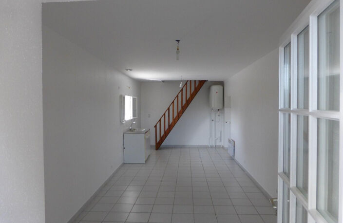 PETITE MAISON EN DUPLEX DE TYPE T2 DANS UN CADRE VERDOYANT ET TRANQUILLE — photo 2