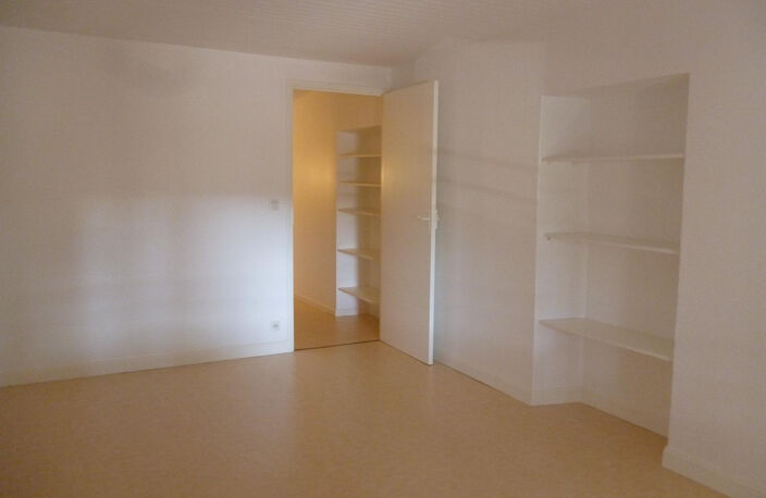 PETITE MAISON EN DUPLEX DE TYPE T2 DANS UN CADRE VERDOYANT ET TRANQUILLE — photo 3
