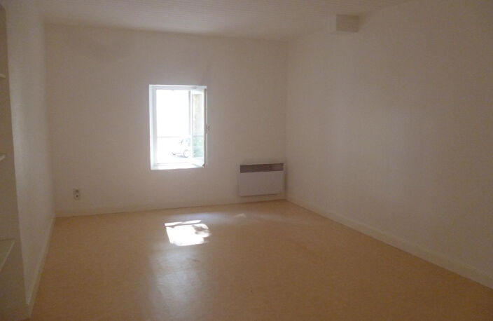 PETITE MAISON EN DUPLEX DE TYPE T2 DANS UN CADRE VERDOYANT ET TRANQUILLE — photo 4
