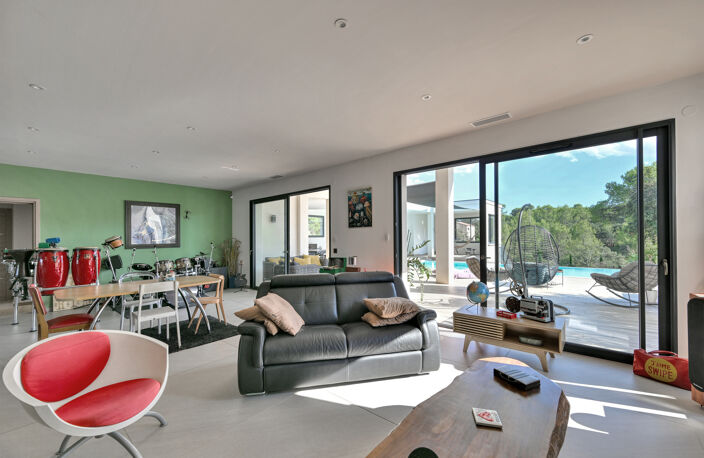 Maison contemporaine de plain-pied avec piscine et vue dégagée sur 3000m2 de parcelle — photo 4