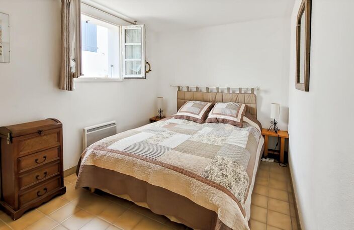 Appartement T2 rez-de-chaussée à vendre - 1 chambre - jardinet - Saint-Martin intra Muros - copropriété avec piscine — photo 5