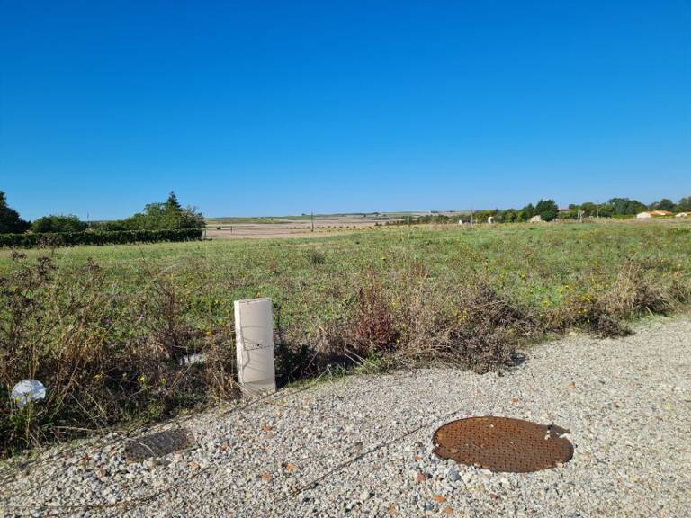 Terrain à bâtir à Rouffiac (17800) — photo 1