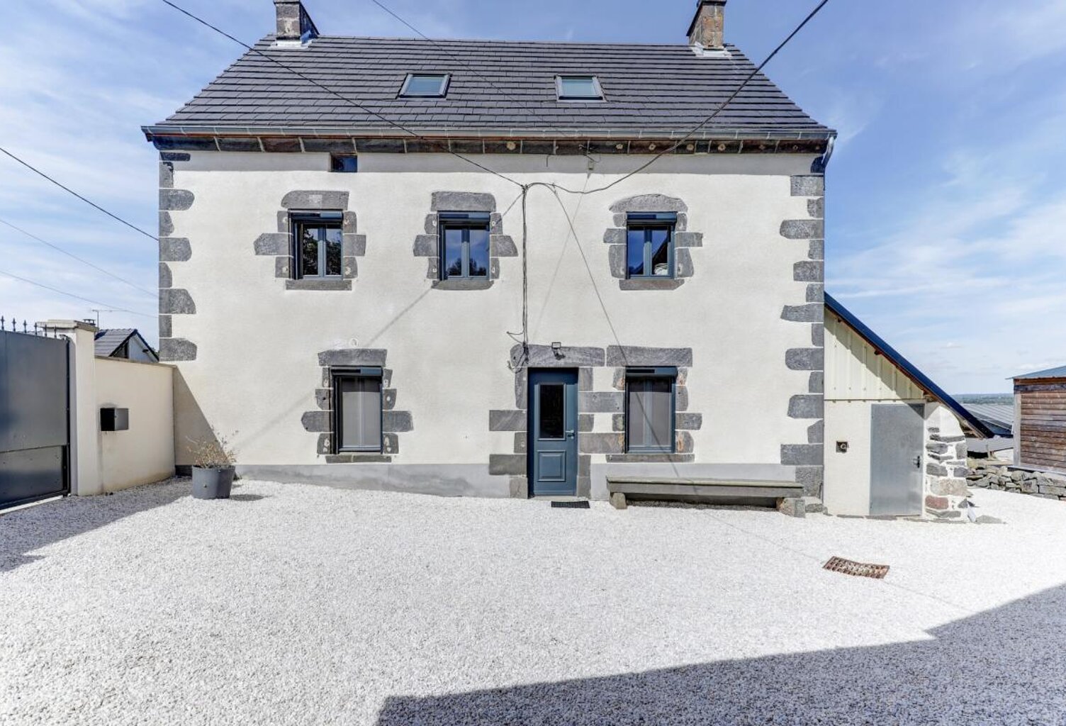 Propriété de caractère de 290 m² bâtis, Saint-Pierre-Roche — Maison rénovée 130 m² + grange de 160 m² à restaurer — photo 1