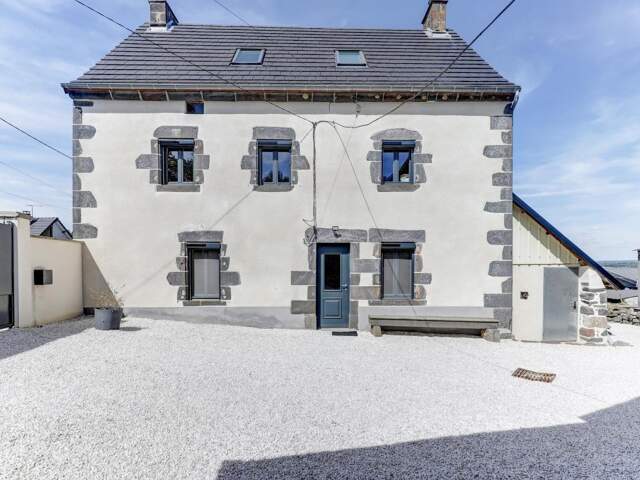 Propriété de caractère de 290 m² bâtis, Saint-Pierre-Roche — Maison rénovée 130 m² + grange de 160 m² à restaurer — photo du bien
