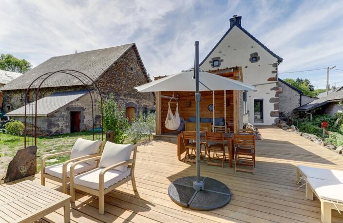 Propriété de caractère de 290 m² bâtis, Saint-Pierre-Roche — Maison rénovée 130 m² + grange de 160 m² à restaurer — photo 2
