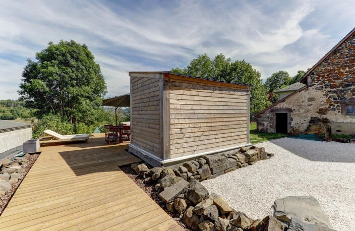 Propriété de caractère de 290 m² bâtis, Saint-Pierre-Roche — Maison rénovée 130 m² + grange de 160 m² à restaurer — photo 3