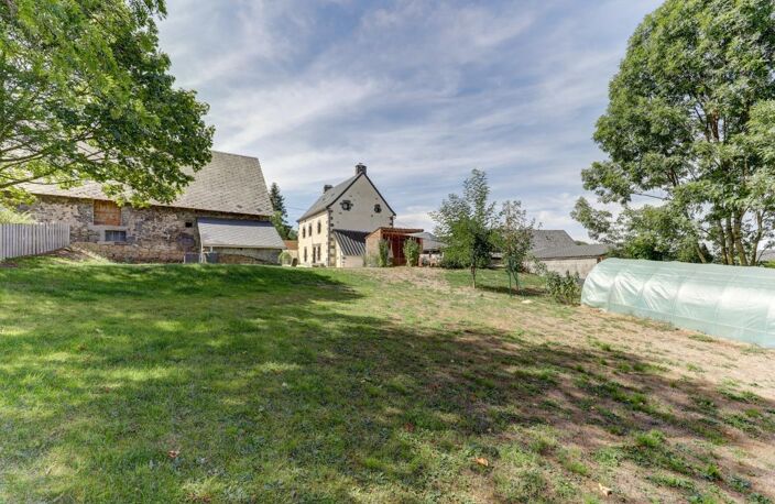 Propriété de caractère de 290 m² bâtis, Saint-Pierre-Roche — Maison rénovée 130 m² + grange de 160 m² à restaurer — photo 4