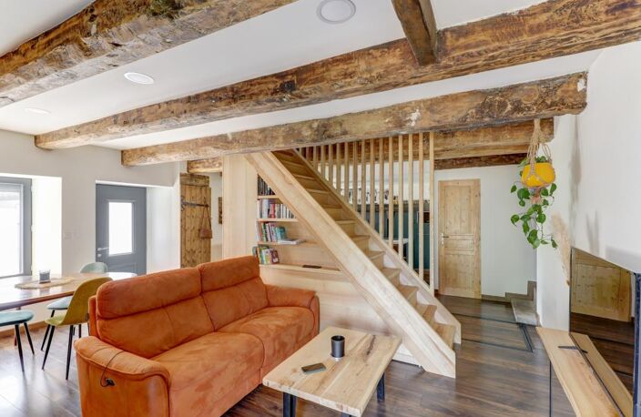 Propriété de caractère de 290 m² bâtis, Saint-Pierre-Roche — Maison rénovée 130 m² + grange de 160 m² à restaurer — photo 5