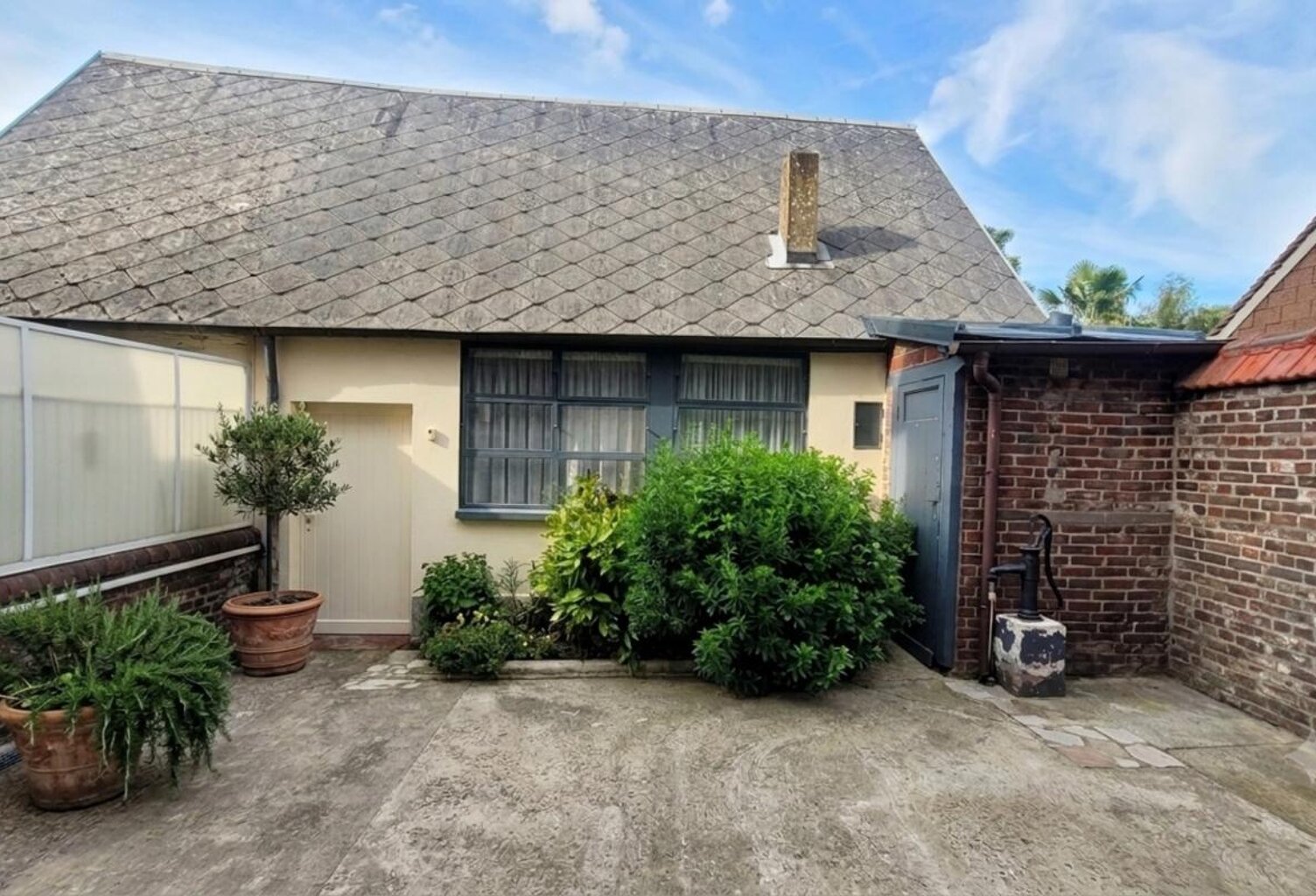 BEAUVAIS – Maison de caractère en briques avec jardin et 30 m² aménageables — photo 1