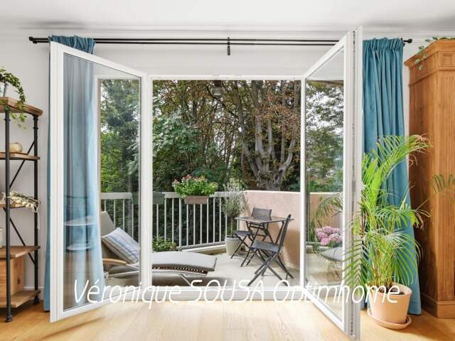 APPARTEMENT AVEC BALCON DANS UN ECRIN DE VERDURE — photo du bien