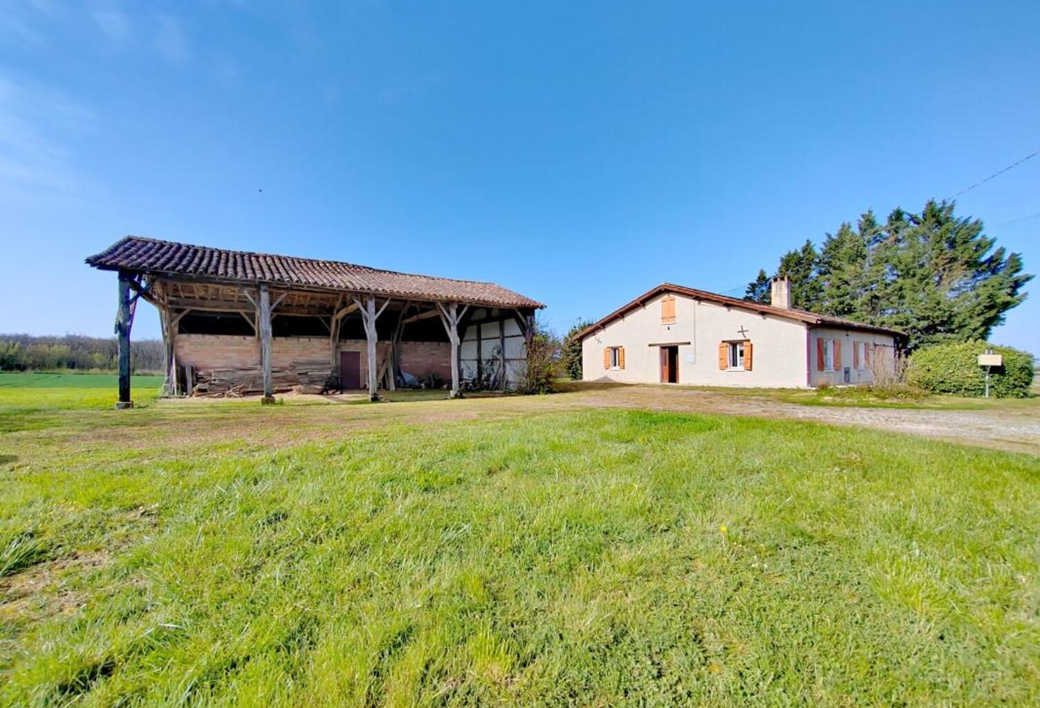 Située à MIRAMONT LATOUR, maison à rénover avec vue panoramique — photo 1