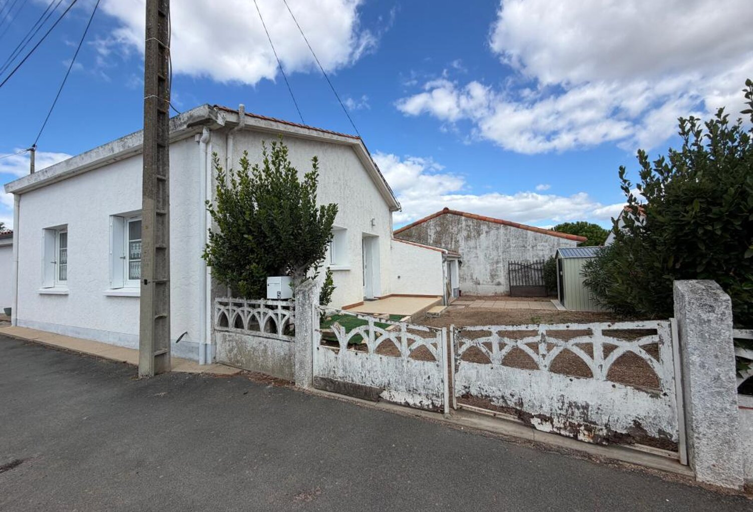 JARD SUR MER (85520) - AU COEUR DU VILLAGE- MAISON DE PLAIN PIED 2 CHAMBRES MEUBLEE AVEC COUR PRIVATIVE — photo 1