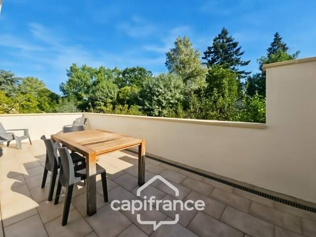 Maison avec 3 chambres, garage et jardin, proches commerces et écoles — photo du bien