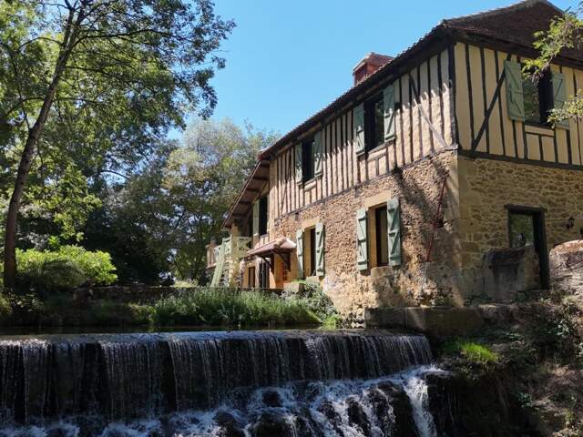 MARCIAC(32) proche: AUTHENTIQUE MOULIN SEIGNEURIAL d'EXCEPTION  des XIV-XVIIIs, caché, avec son bief baignable, 1.5 HECTARE, élégante rénovation, meublé, tennis, RARE — photo du bien
