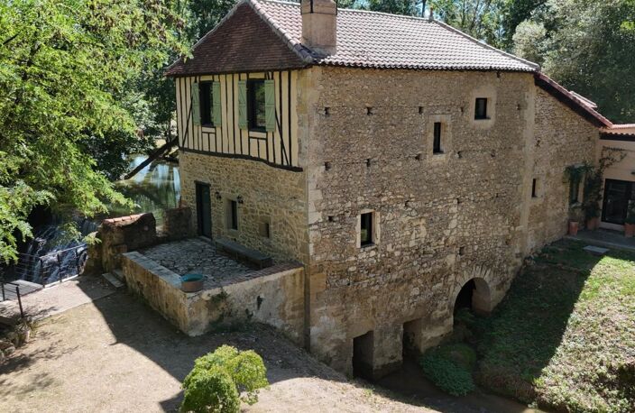 MARCIAC(32) proche: AUTHENTIQUE MOULIN SEIGNEURIAL d'EXCEPTION  des XIV-XVIIIs, caché, avec son bief baignable, 1.5 HECTARE, élégante rénovation, meublé, tennis, RARE — photo 2