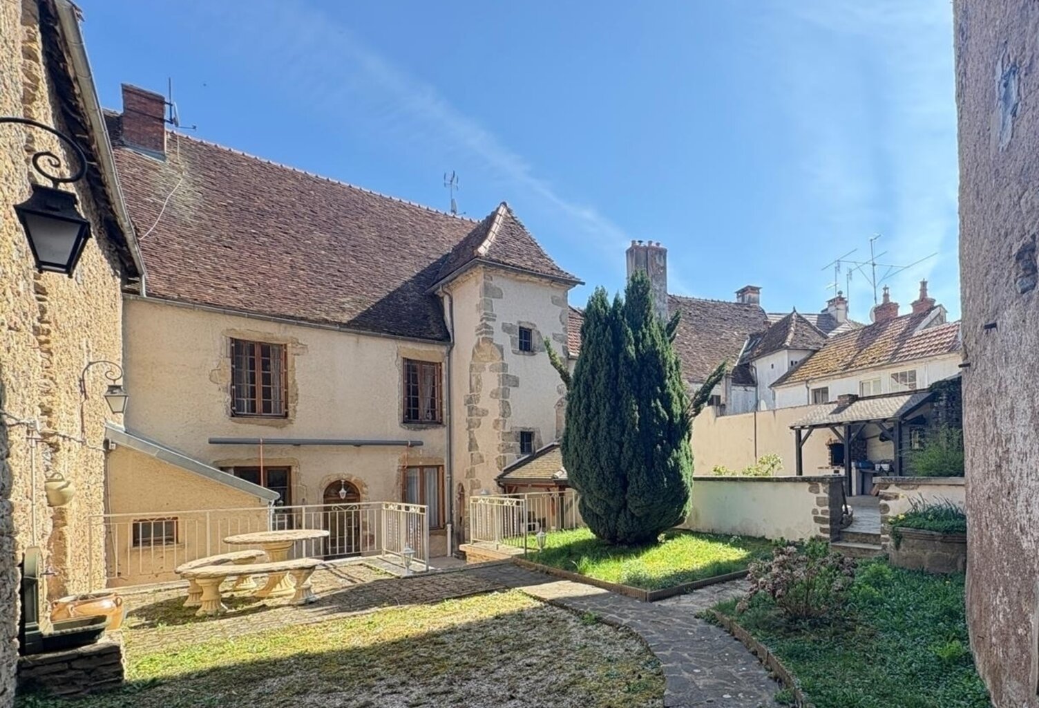 Maison de caractère avec jardin, garage double et beau potentiel centre Arnay-le-Duc / 40mn de DIJON — photo 1