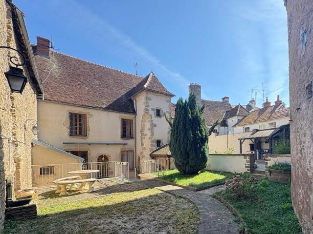 Maison de caractère avec jardin, garage double et beau potentiel centre Arnay-le-Duc / 40mn de DIJON — photo du bien