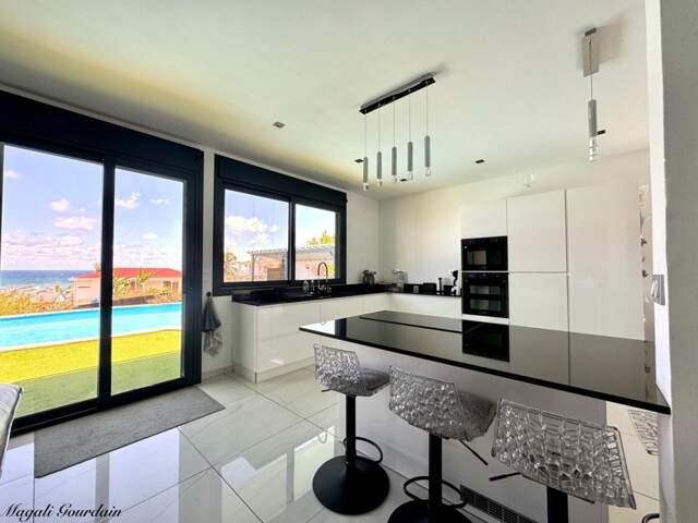 A VENDRE - PROPRIETE D'EXCEPTION AVEC VUE MER IMPRENABLE & STUDIO ATTENANT - SAINTE ANNE — photo du bien