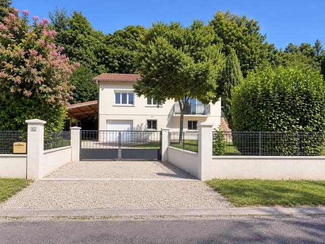 Maison entièrement rénovée à vendre 4 pièces de 85m2 avec 3 chambres et garage 60 m2 sur 833 m2 de terrain à CREYSSE (24) — photo du bien