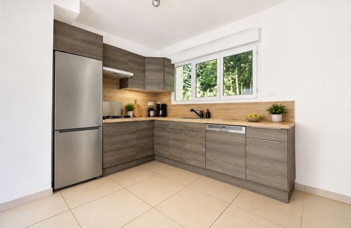 Maison entièrement rénovée à vendre 4 pièces de 85m2 avec 3 chambres et garage 60 m2 sur 833 m2 de terrain à CREYSSE (24) — photo 3