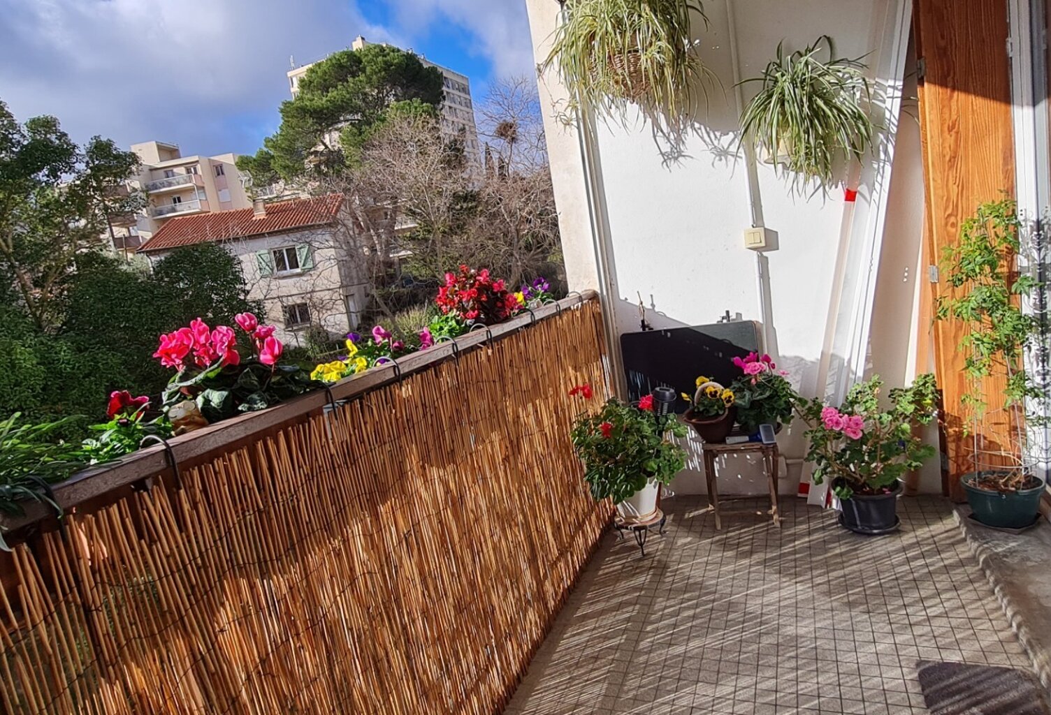 NIMES à vendre T5 de 84 m² 3 chambres, garage individuel, balcon, jardin commun, parking — photo 1