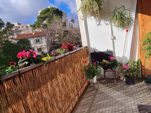 NIMES à vendre T5 de 84 m² 3 chambres, garage individuel, balcon, jardin commun, parking — photo du bien