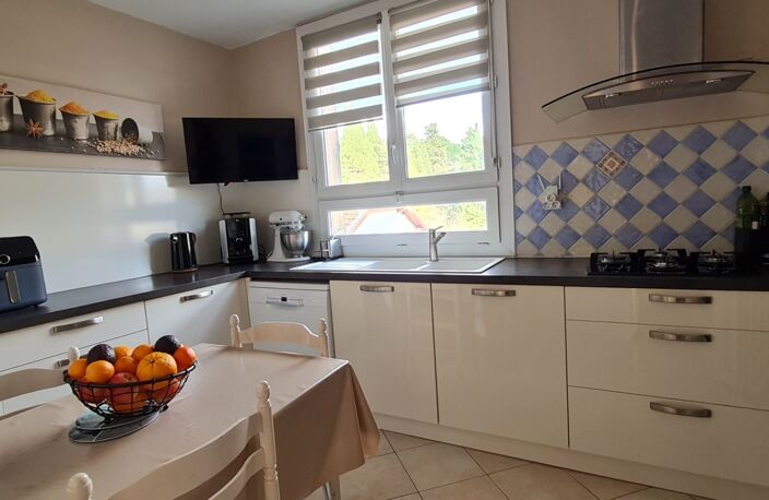 NIMES à vendre T5 de 84 m² 3 chambres, garage individuel, balcon, jardin commun, parking — photo 4
