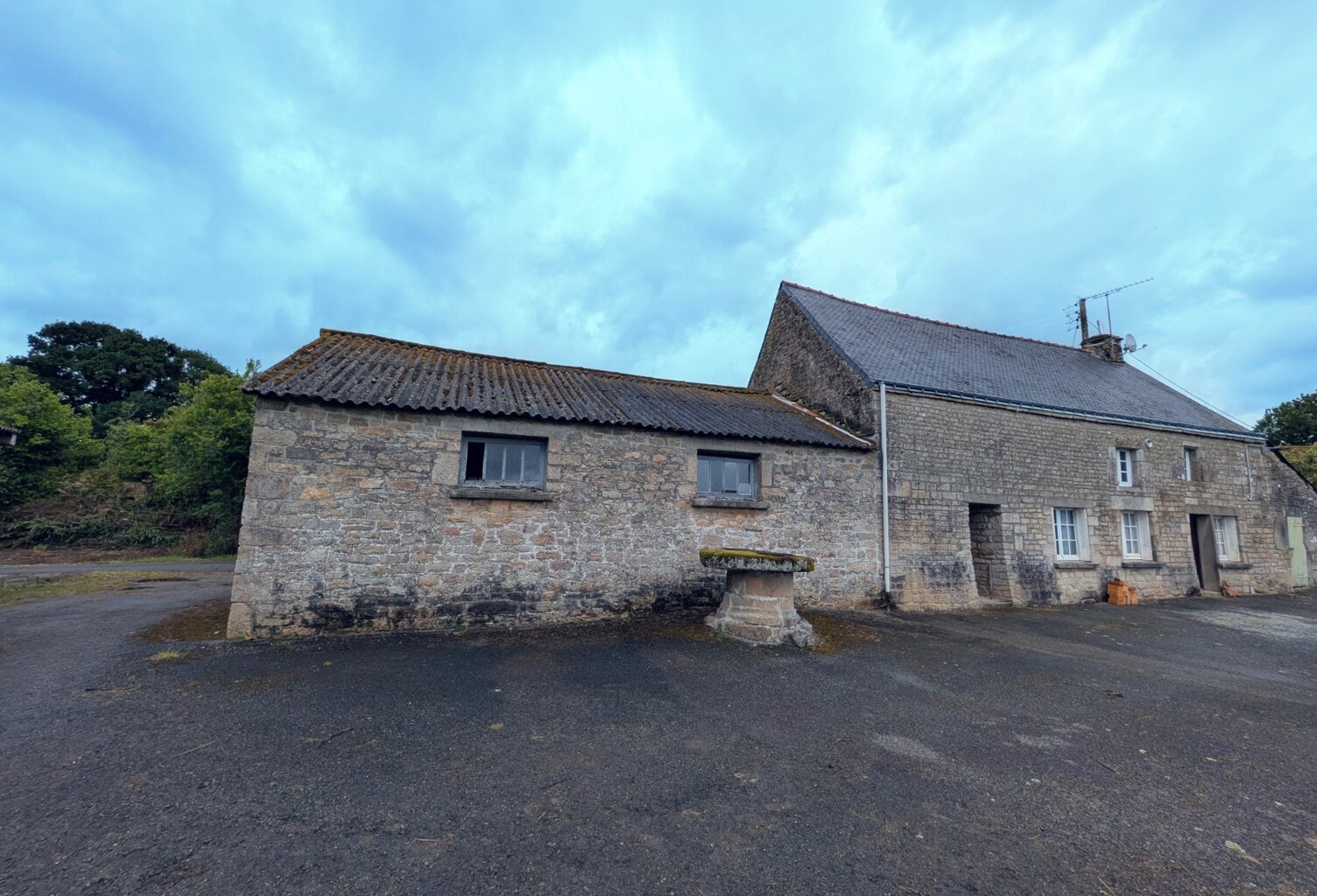 Séglien longére de 115m² environ vie de Plain pied 5 pièces dépendances, hangar de 420m², puits, Parcelles de 4746 m² — photo 1