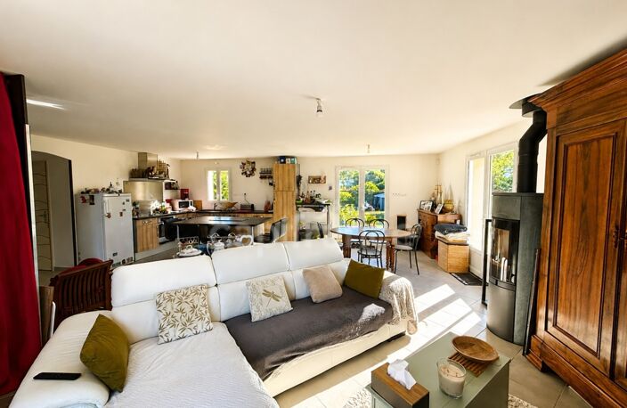 Maison de plain-pied – 94 m² – 3 chambres – Terrain 910 m² – DPE B — photo 2