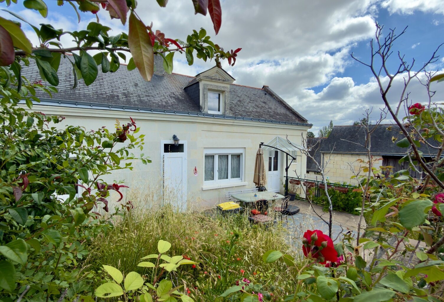 LES ROSIERS SUR LOIRE, Maison en pierre à rénover de 84m²/120m² développables avec dépendances et jardin — photo 1