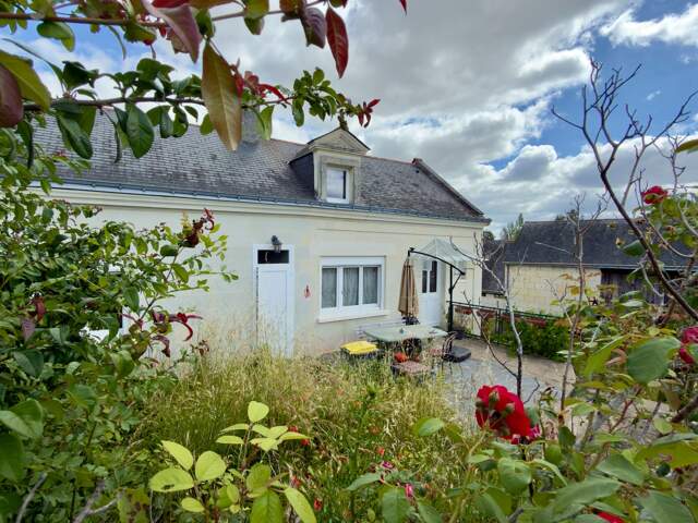 LES ROSIERS SUR LOIRE, Maison en pierre à rénover de 84m²/120m² développables avec dépendances et jardin — photo du bien