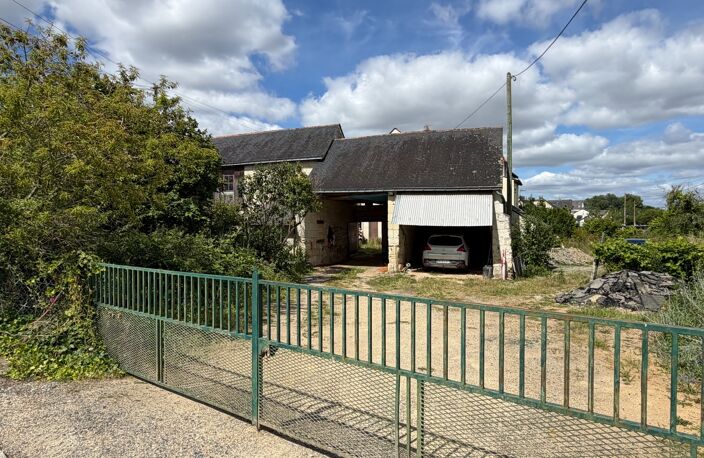 LES ROSIERS SUR LOIRE, Maison en pierre à rénover de 84m²/120m² développables avec dépendances et jardin — photo 2