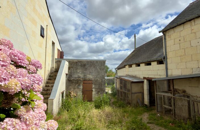 LES ROSIERS SUR LOIRE, Maison en pierre à rénover de 84m²/120m² développables avec dépendances et jardin — photo 4