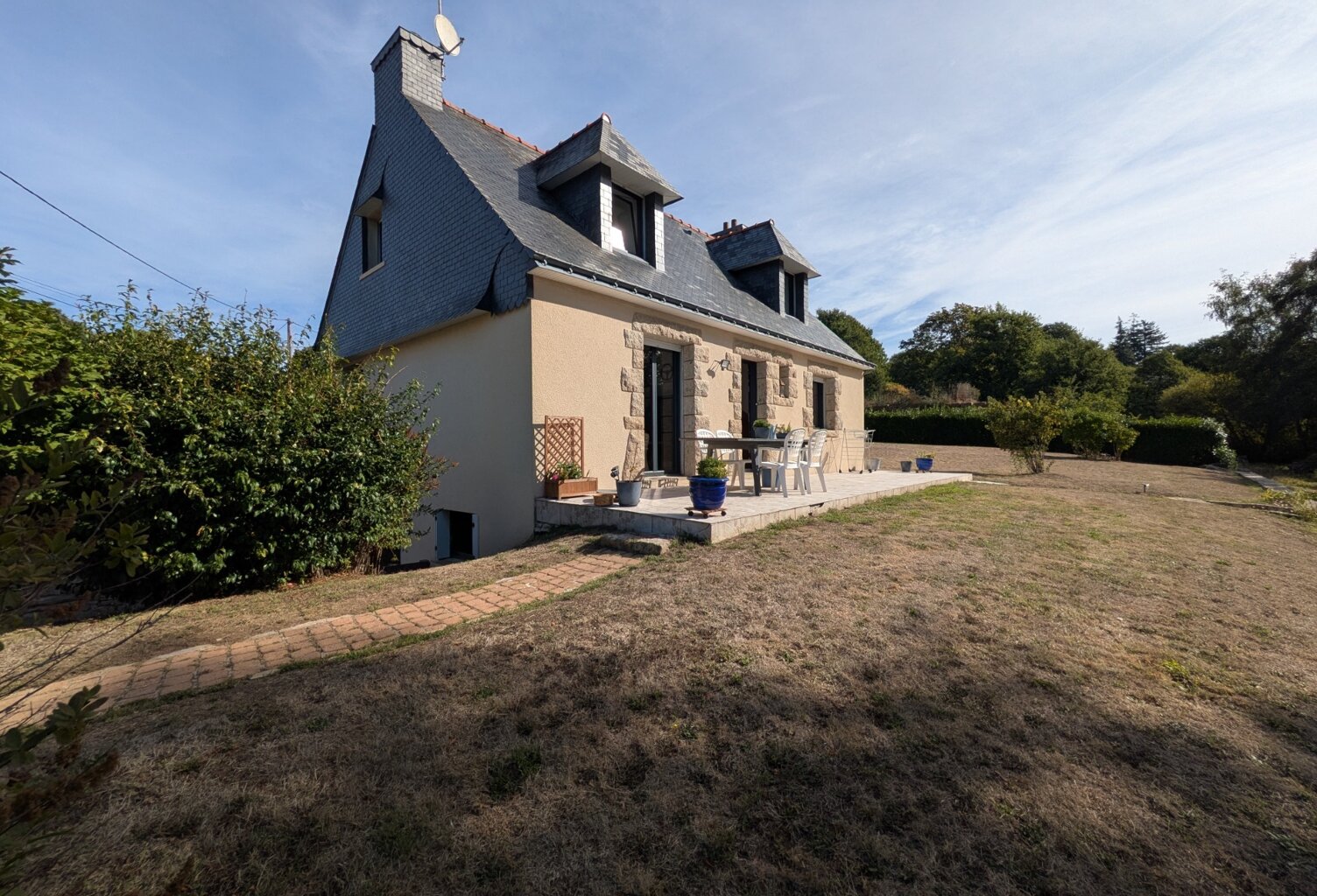 GUERN JOLIE MAISON NÉO BRETONNE AVEC UNE VIE DE PLAIN PIED DE 4 PIECES DE 100M² ENVIRON SUR PARCELLE DE 911m² — photo 1
