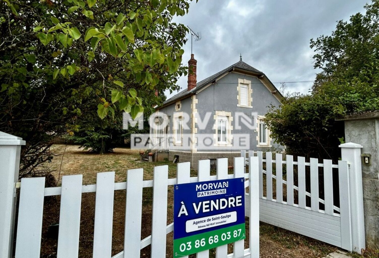 MAISON AVEC DEPENDANCES ET BEAU TERRAIN SORTIE DE BOURG TOUS COMMERCES — photo 1