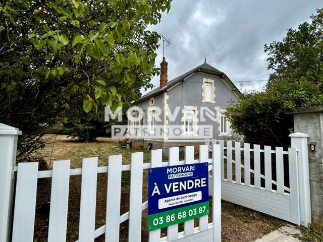 MAISON AVEC DEPENDANCES ET BEAU TERRAIN SORTIE DE BOURG TOUS COMMERCES — photo du bien