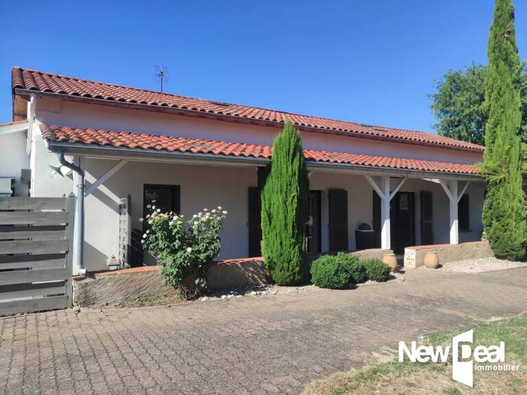 LONGERE EN PIERRE DE 200 m² AVEC GRAND JARDIN ET PISCINE — photo 1