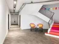 A 500m du métro "Mairie d'Issy", dans un immeuble indépendant, CORPIMMO, vous propose des bureaux lumineux en sous-location. Les bureaux proposent de multiples possibilités d’aménagements et sont divisibles — photo 2